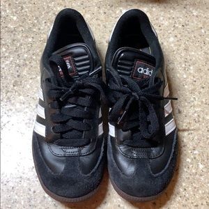 Boys youth indoor soccer shoe
